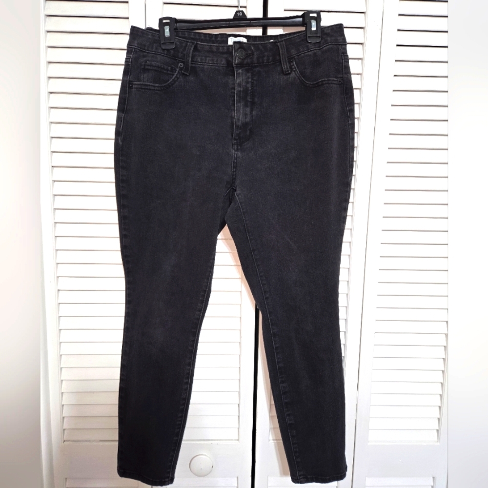 Time and True Women's 14 Short Black Jeans